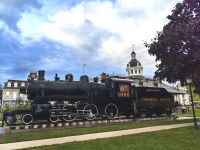 Am einstigen Bahnhof steht noch eine alte Dampflok