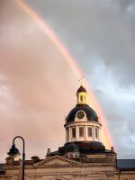 Das Parlament von Kingston mit Regenbogen