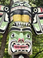 Maske an einem Totempfahl in Ottawa