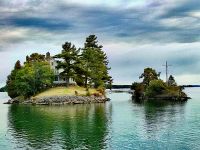 Rechts USA, links Kanada, kleinste Grenze an den 1.000 Inseln