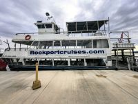 Mit diesem Boot fahren wir zwischen den 1.000 Inseln hin und her