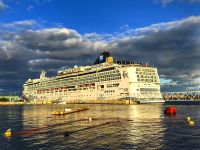 Die Norwegian Gem im Hafen vorn Charlottetown