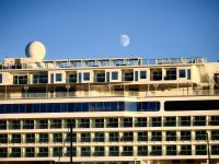 Der Mond geht über der Norwegian Gem auf