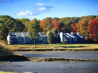 Pittoreske Holzvillen inmitten vom gefärbten Wald, Kennebunkport