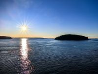 Die Sonne scheint zwischen den vielen Inseln vor Bar Harbor