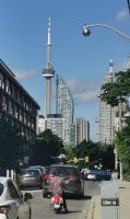 Der CN Tower prägt das Straßenbild von Toronto