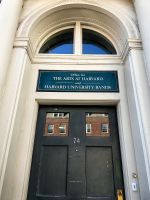 Eingang zur berühmten Harvard Universität