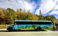Mit diesem himmelblauen Schulbus fahren wir durch den Omegapark