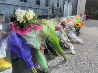 Zu Ehren der kürzlich verstorbenen Queen Elisabeth II. werden Blumen vor der Rideau Hall, dem Sitz des Generalgouverneurs, niedergelegt.