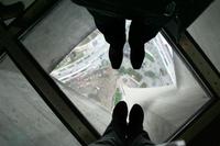 Blick durch den Glasboden CN Tower
