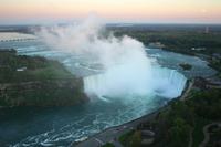 Blick vom Turm auf die Niagara-Fälle