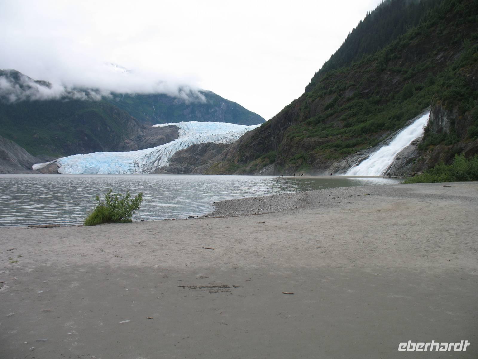 Spaziergang des Nugget Falls Trails zum Wasserfall beim Mendenhall-Gletscher