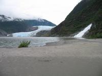Spaziergang des Nugget Falls Trails zum Wasserfall beim Mendenhall-Gletscher