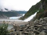 Spaziergang des Nugget Falls Trails zum Wasserfall beim Mendenhall-Gletscher