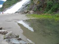 Spaziergang des Nugget Falls Trails zum Wasserfall beim Mendenhall-Gletscher