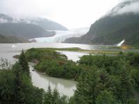 Spaziergang des Nugget Falls Trails zum Wasserfall beim Mendenhall-Gletscher