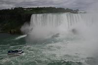Maid of the Mist vor den Niagara-Fällen
