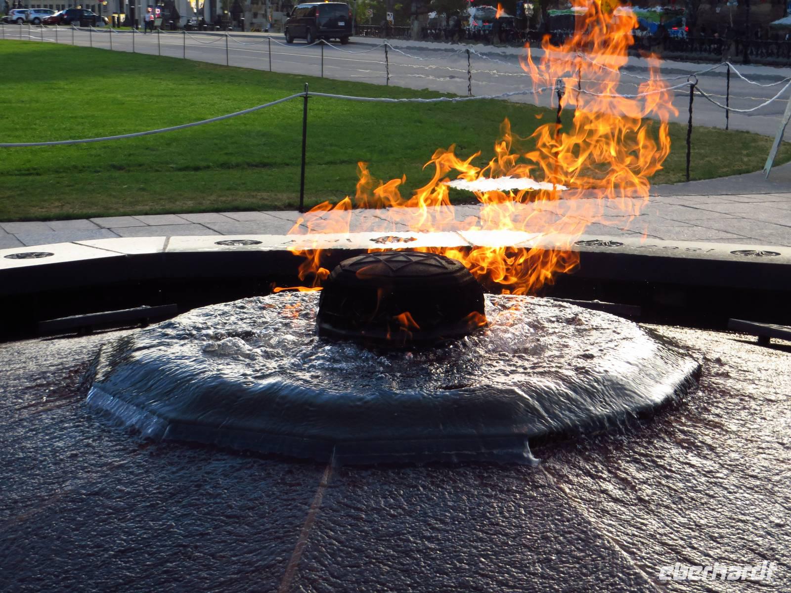 Vor dem Parlamentsgebäude in Ottawa