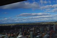 Blick über Calgary bis zu den Rocky Mountains