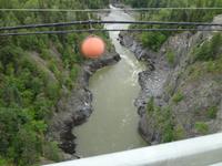 sie gehen ueber diese Bruecke