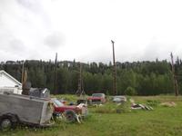 Garten mit Totem im Hintergrund