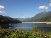 Stausee mit den 2 Loewen im Hintergrund