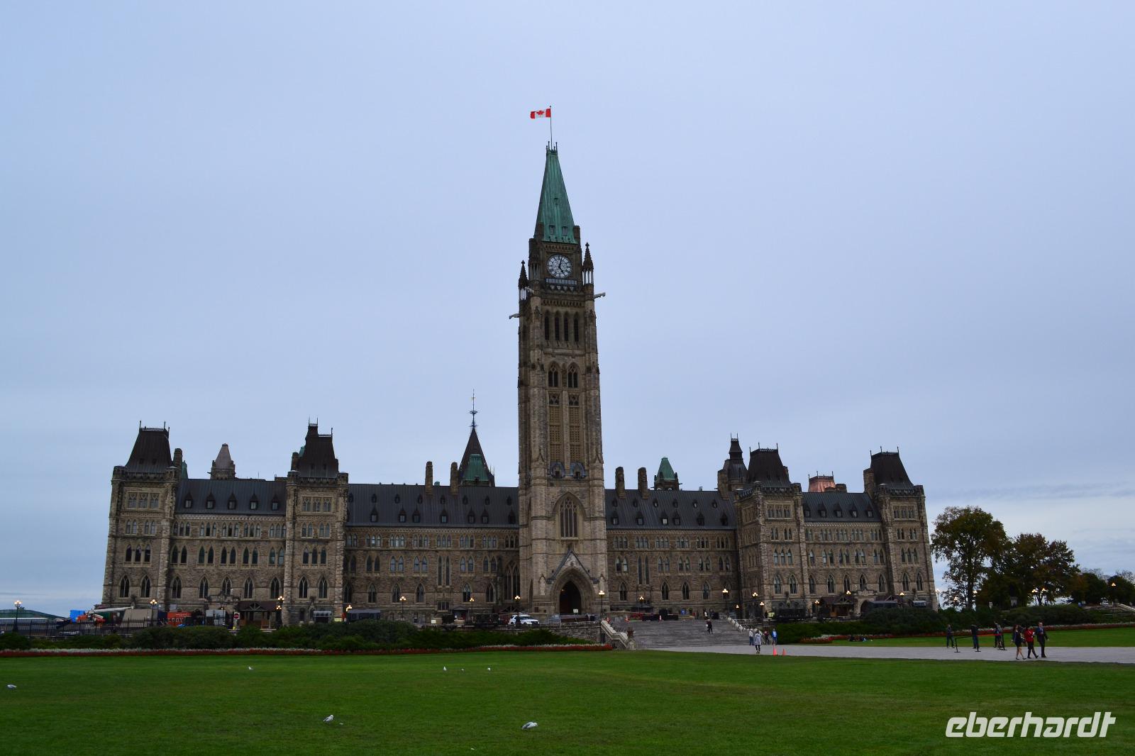 Parlamentsgebäude mit Friedensturm in Ottawa