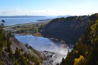 Blick von den Montmorency-Wasserfällen auf den Sankt-Lorenz-Strom