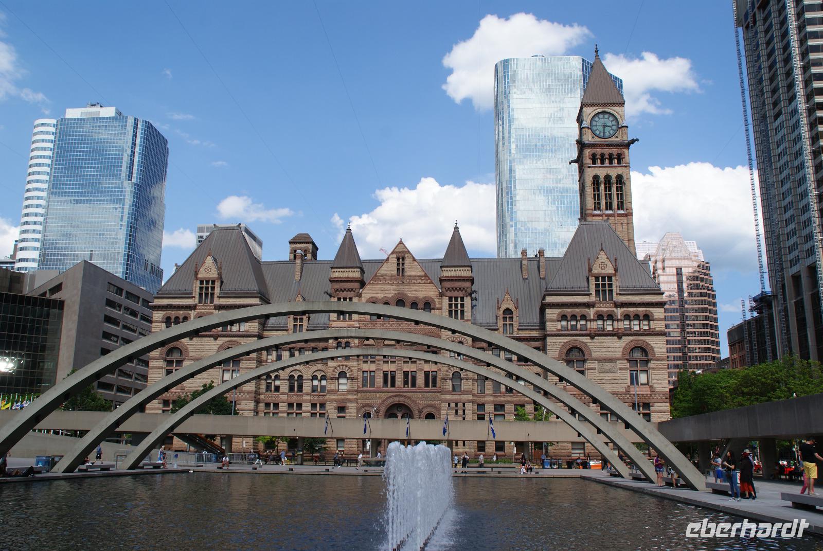 Am Nathan Philips Square in Toronto mit Blick auf das historische Rathaus