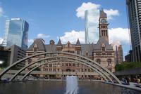 Am Nathan Philips Square in Toronto mit Blick auf das historische Rathaus