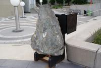 Ein Stück vom Matterhorn vor dem CN Tower in Toronto