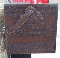 Ein Stück vom Matterhorn vor dem CN Tower in Toronto