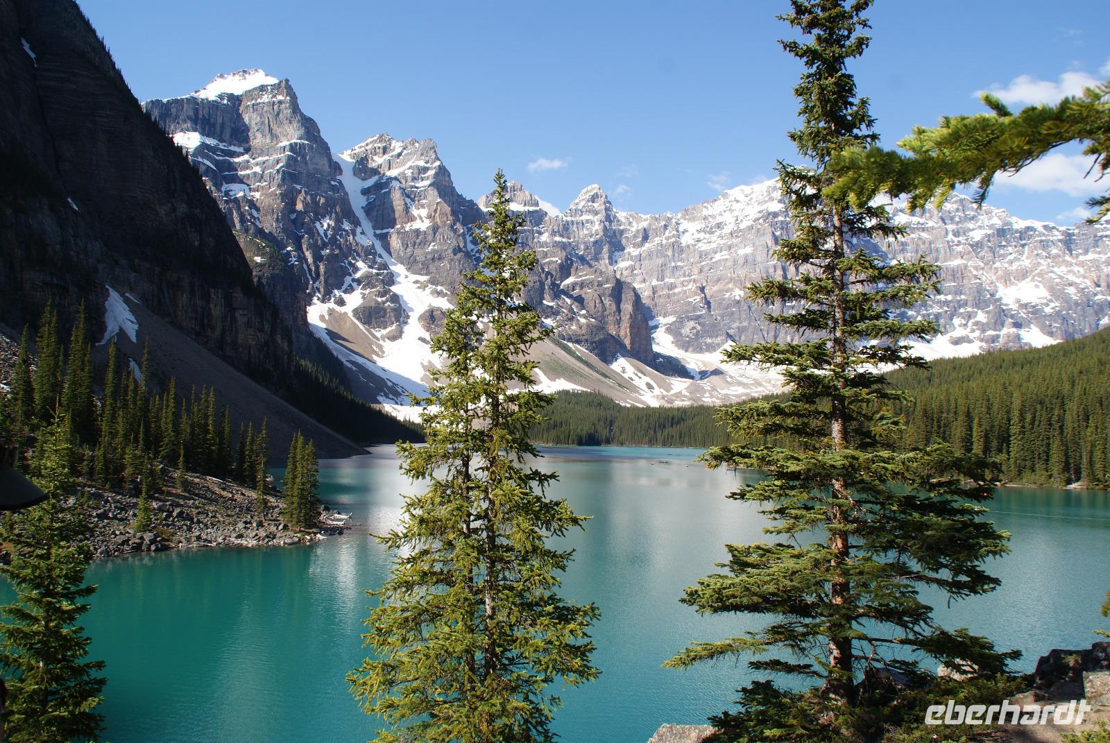 Der Moraine Lake mit Blick ins Tal der 10 Gipfel