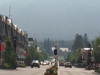 Dunst der Waldbraende in Banff