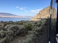 Der Rocky Mountaineer entlang des Lake Kamloops