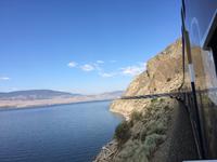 Der Rocky Mountaineer entlang des Lake Kamloops