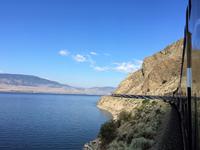 Der legendaere Rocky Mountaineer bei Kamloops Lake