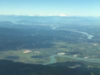 Fliegen ueber das Frasertal mit Mt. Baker im Hintergrund