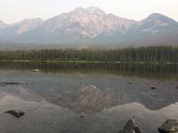 Pyramid Mountain schwimmt in seinem See