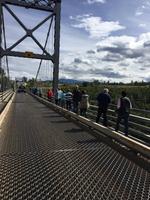 wir gehen ueber die Hawagliet Bruecke