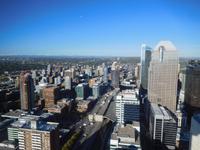 Calgary von oben - Rocky Mountains am Horizont