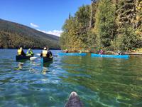 auf glitzerndem Clearwater See paddeln 