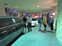 Erfahrungsaustausch bei Ankunft vor dem Hotel