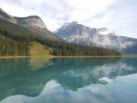 Die Berge spiegeln sich im Emerald Lake