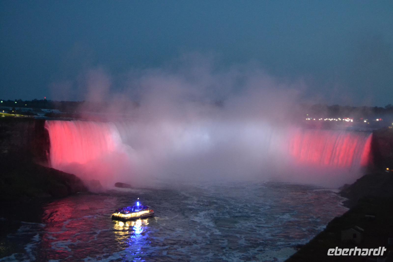 Niagara Falls - Horseshoe Falls bei Nacht in den kanadischen Nationalfarben beleuchtet