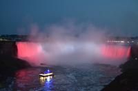 Niagara Falls - Horseshoe Falls bei Nacht in den kanadischen Nationalfarben beleuchtet