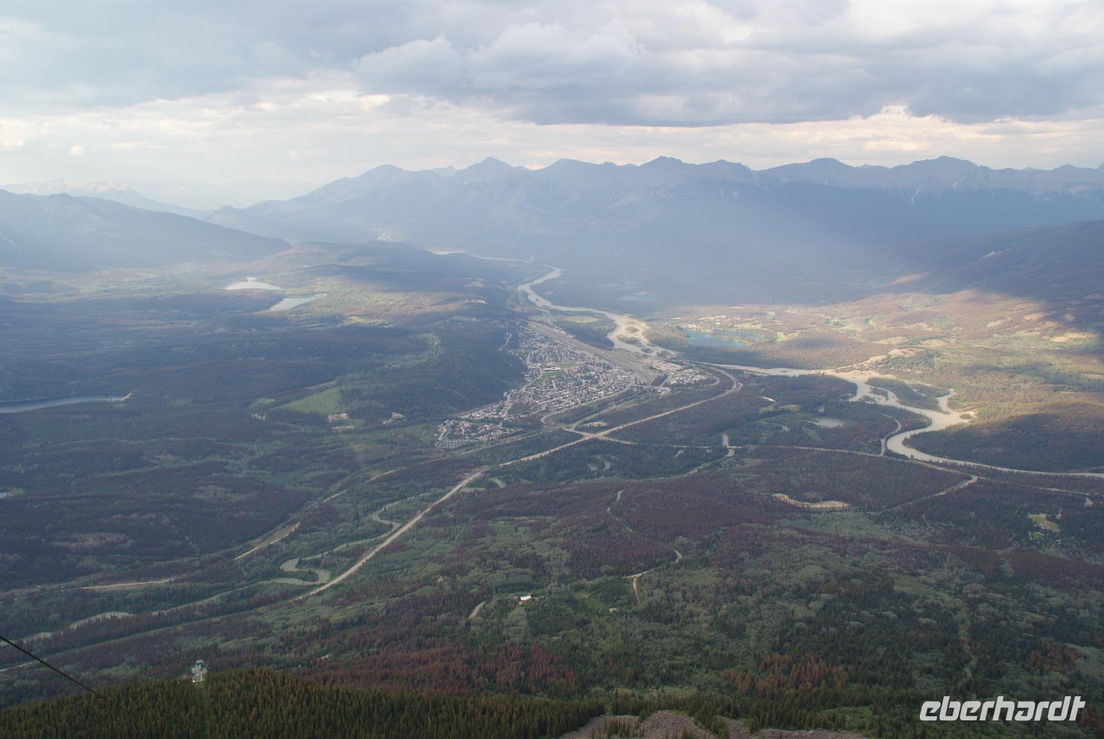 Hoch oben auf Mount Whistler mit Blick auf Jasper