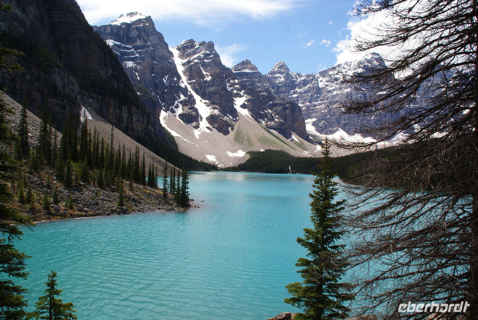der berühmte Moraine Lake mit traumhafter Kulisse der 10 Gipfel rundum