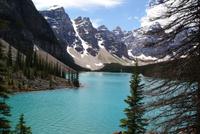 der berühmte Moraine Lake mit traumhafter Kulisse der 10 Gipfel rundum