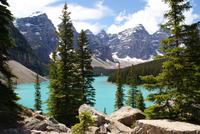 der berühmte Moraine Lake mit traumhafter Kulisse der 10 Gipfel rundum
